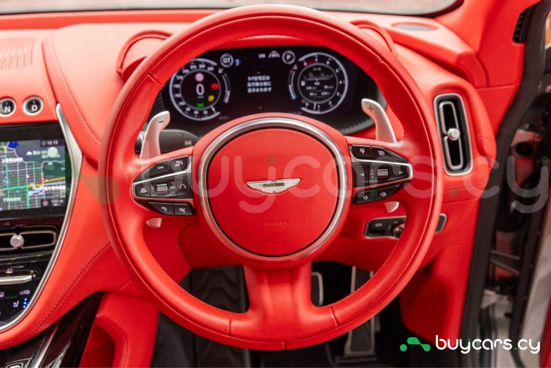 Aston Martin DBX Серый