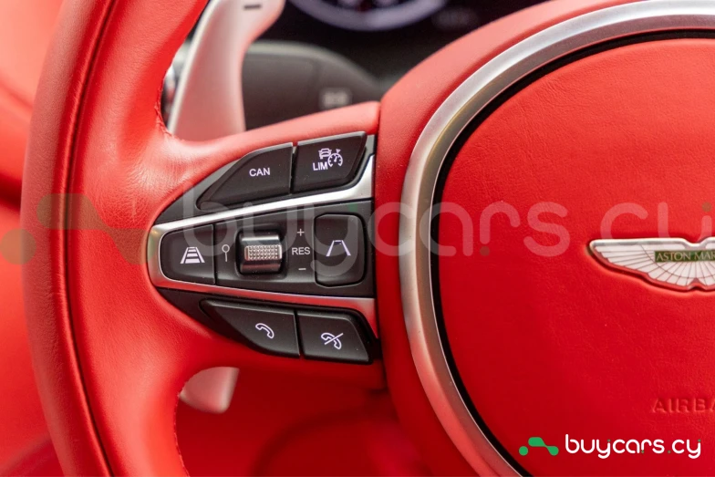 Aston Martin DBX Серый