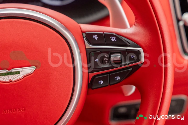 Aston Martin DBX Серый