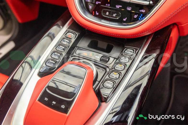 Aston Martin DBX Серый