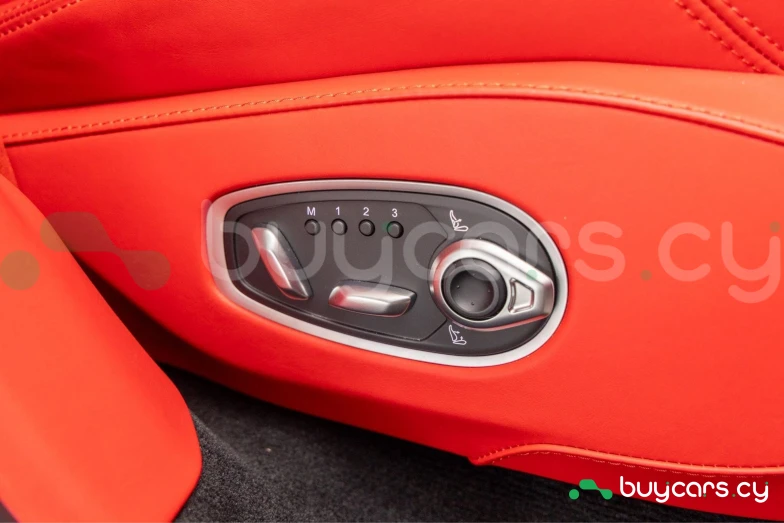 Aston Martin DBX Серый