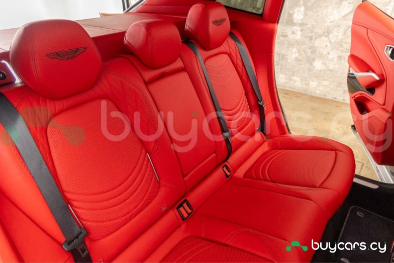 Aston Martin DBX Серый