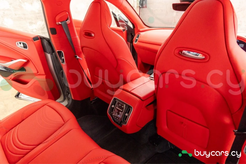 Aston Martin DBX Серый