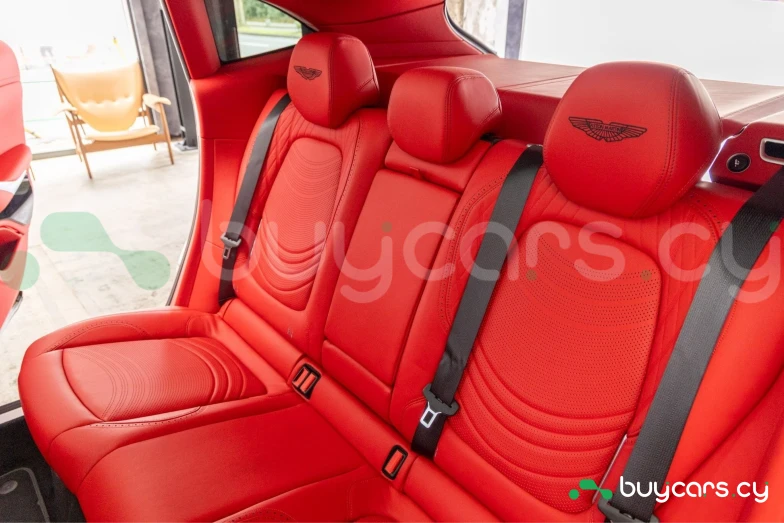 Aston Martin DBX Серый