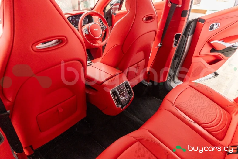 Aston Martin DBX Серый