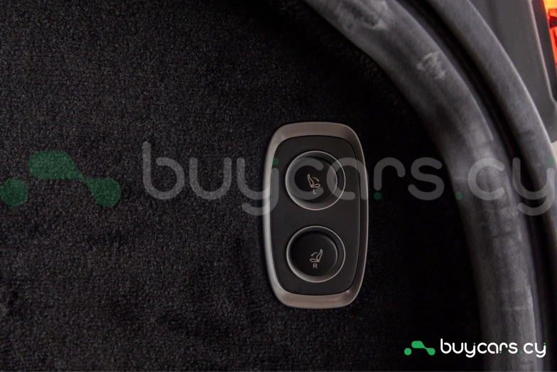 Aston Martin DBX Серый