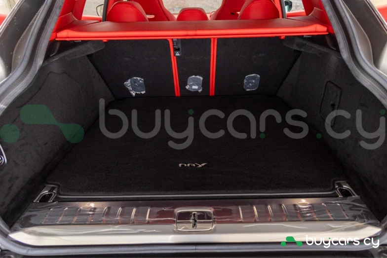 Aston Martin DBX Серый