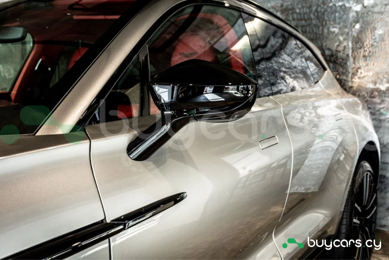 Aston Martin DBX Серый