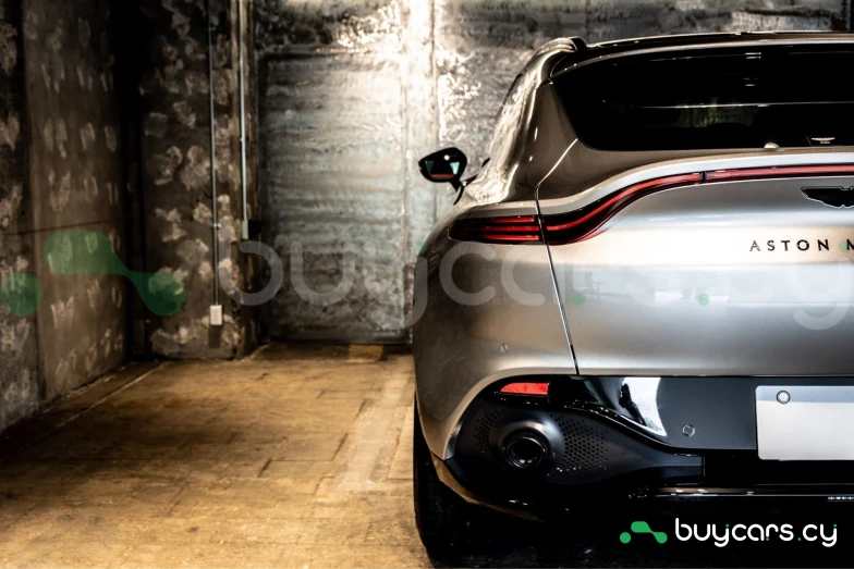 Aston Martin DBX Серый