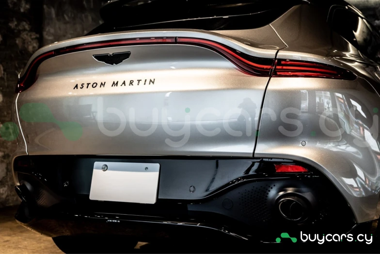 Aston Martin DBX Серый