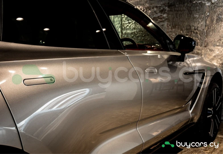 Aston Martin DBX Серый