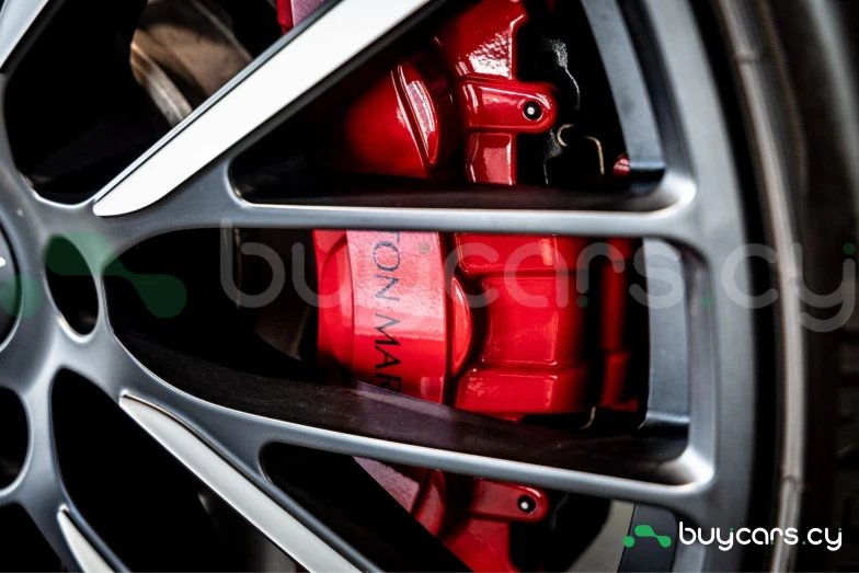 Aston Martin DBX Серый