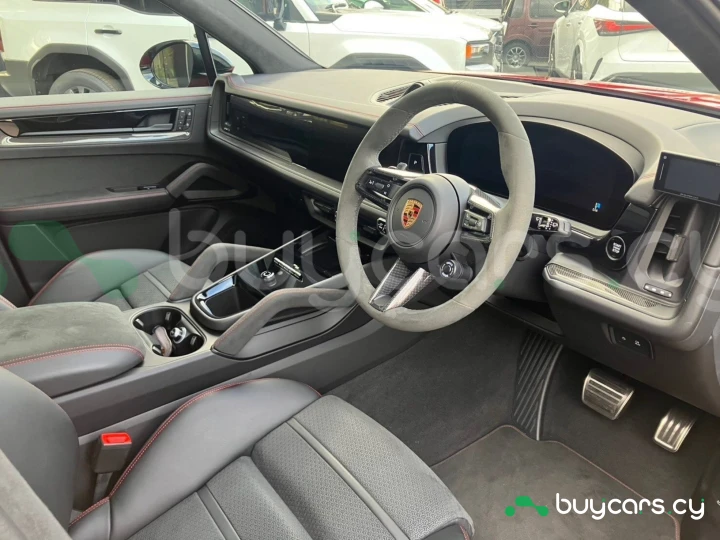 Porsche Cayenne Красный