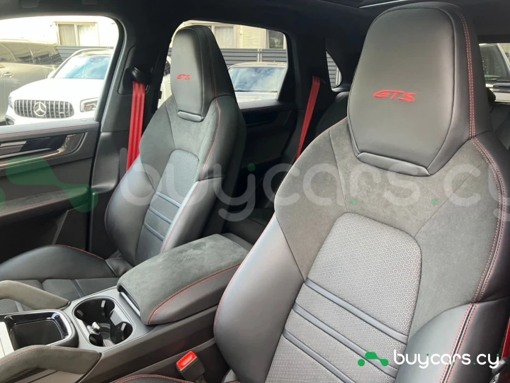 Porsche Cayenne Красный