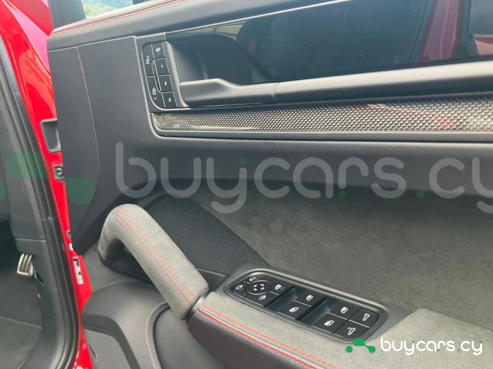 Porsche Cayenne Красный