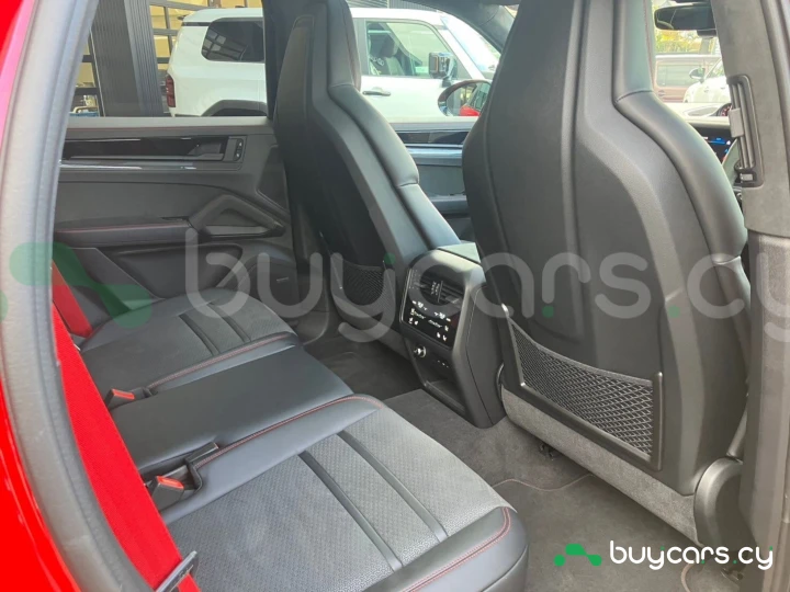 Porsche Cayenne Красный