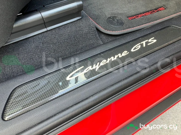 Porsche Cayenne Красный