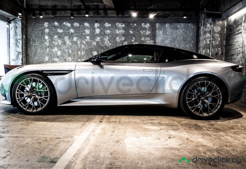 Aston Martin DB12 Серый