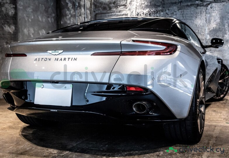 Aston Martin DB12 Серый