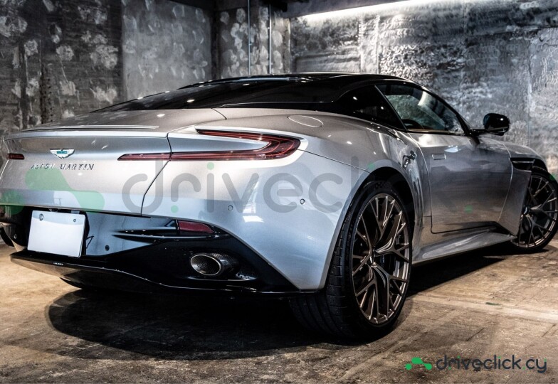 Aston Martin DB12 Серый