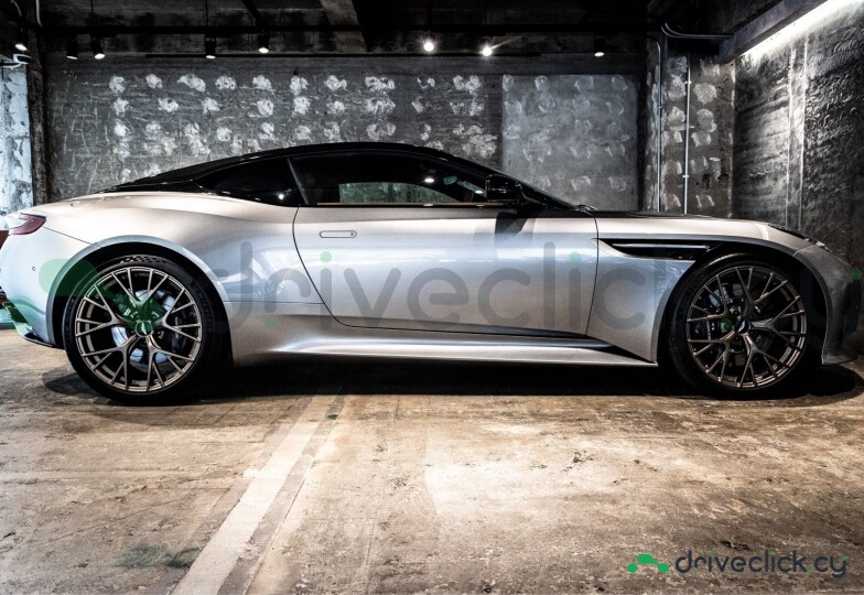 Aston Martin DB12 Серый