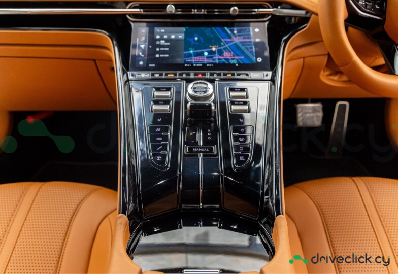 Aston Martin DB12 Серый