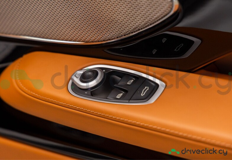 Aston Martin DB12 Серый