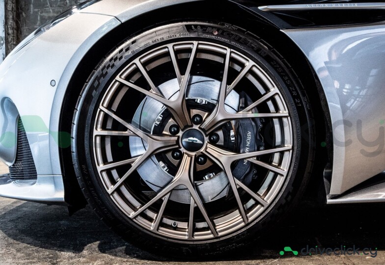 Aston Martin DB12 Серый