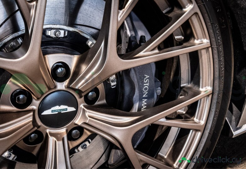 Aston Martin DB12 Серый