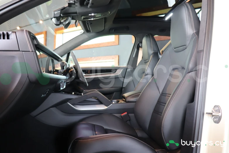 Porsche Cayenne Бежевый