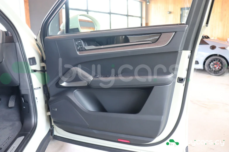 Porsche Cayenne Бежевый