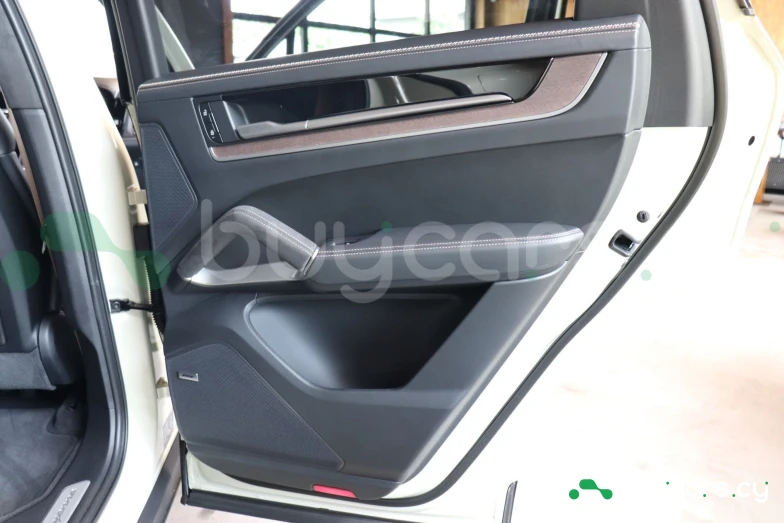 Porsche Cayenne Бежевый