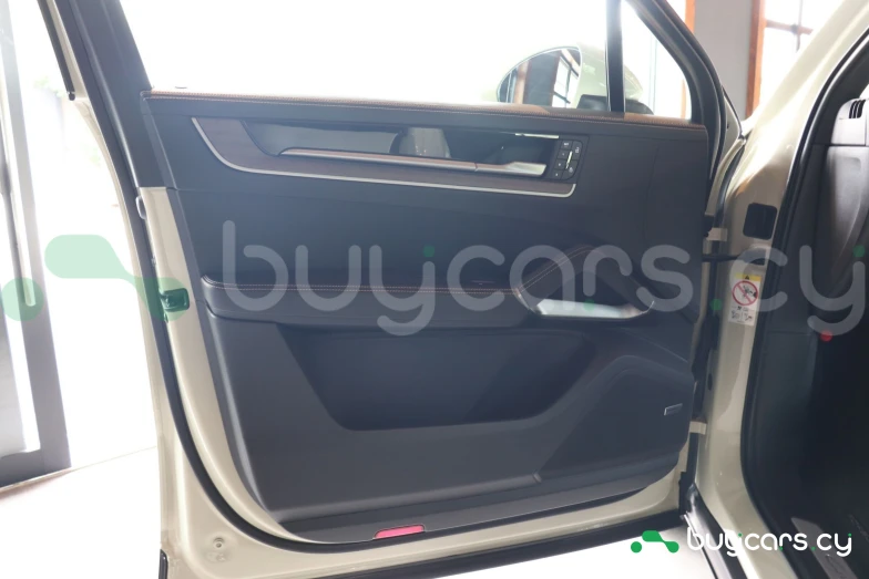 Porsche Cayenne Бежевый