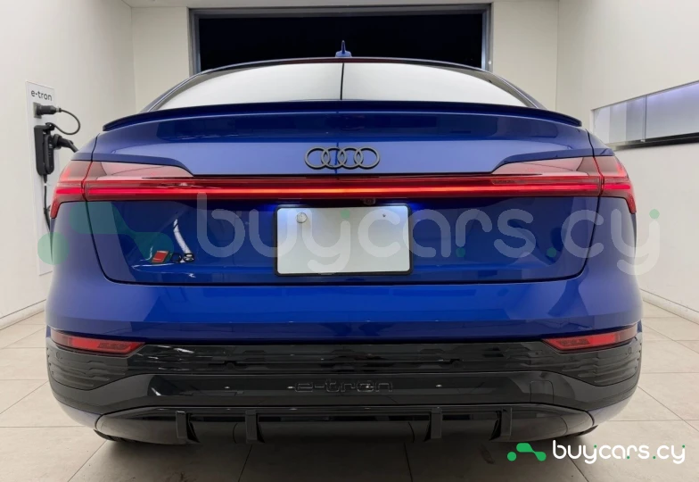 Audi Q8 Sportback e-tron Синий