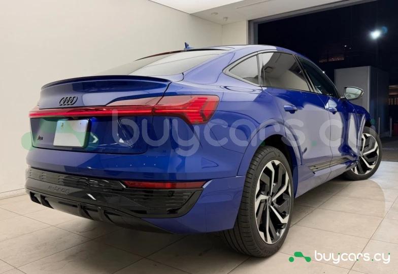 Audi Q8 Sportback e-tron Синий