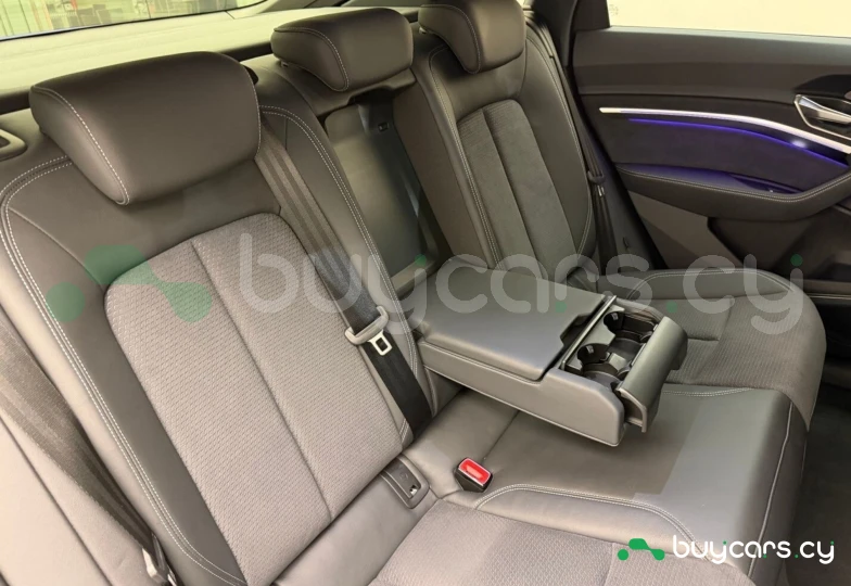 Audi Q8 Sportback e-tron Синий