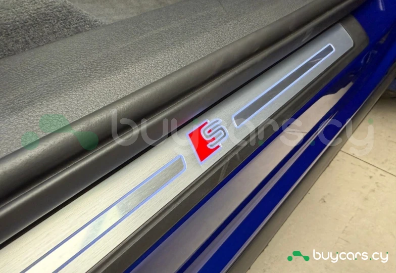 Audi Q8 Sportback e-tron Синий