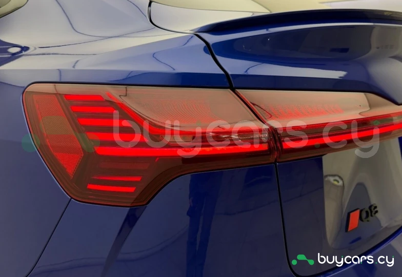 Audi Q8 Sportback e-tron Синий