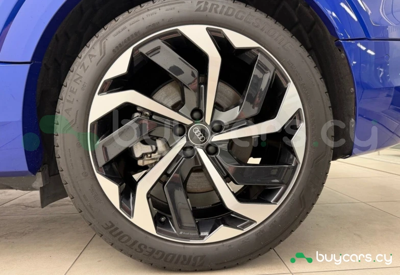 Audi Q8 Sportback e-tron Синий