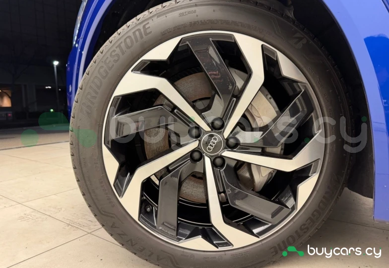 Audi Q8 Sportback e-tron Синий