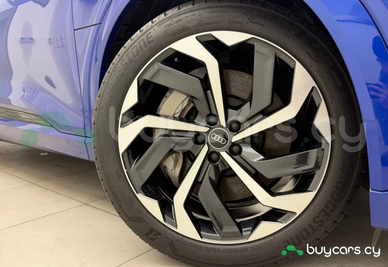 Audi Q8 Sportback e-tron Синий