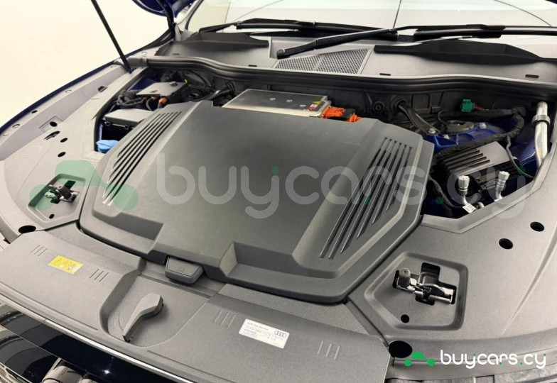 Audi Q8 Sportback e-tron Синий