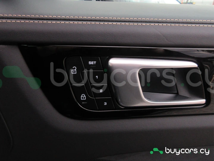 Porsche Cayenne Black