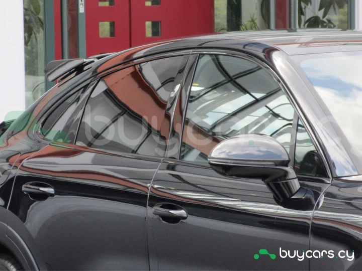 Porsche Cayenne Black