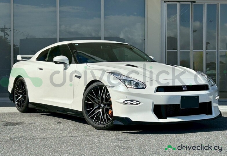 Nissan GT-R White