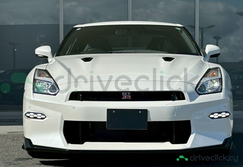 Nissan GT-R White