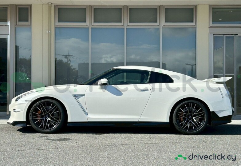Nissan GT-R White