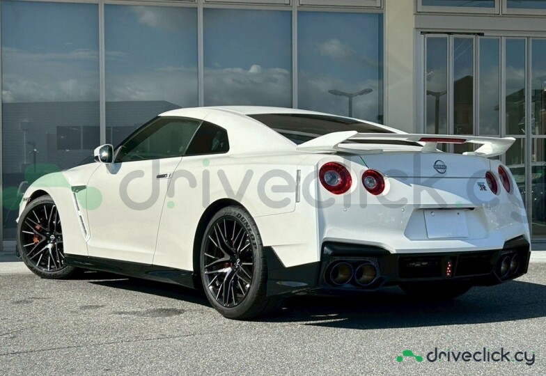 Nissan GT-R White