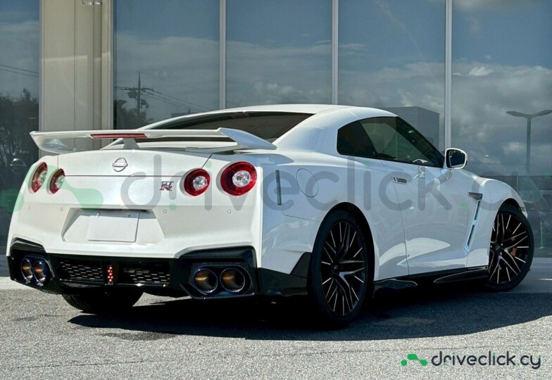 Nissan GT-R White