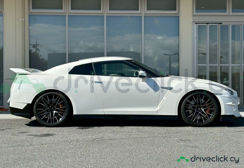 Nissan GT-R White